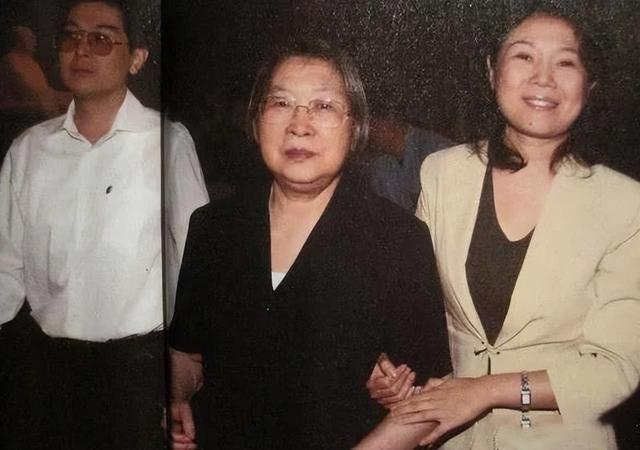 孔令华离世后，李敏一人拉扯家庭，孔东梅坦言：妈妈的命其实很苦