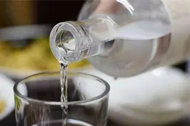 喝一杯白酒相当于喝几瓶啤酒？专家给出了答案，网友：长见识了！图片