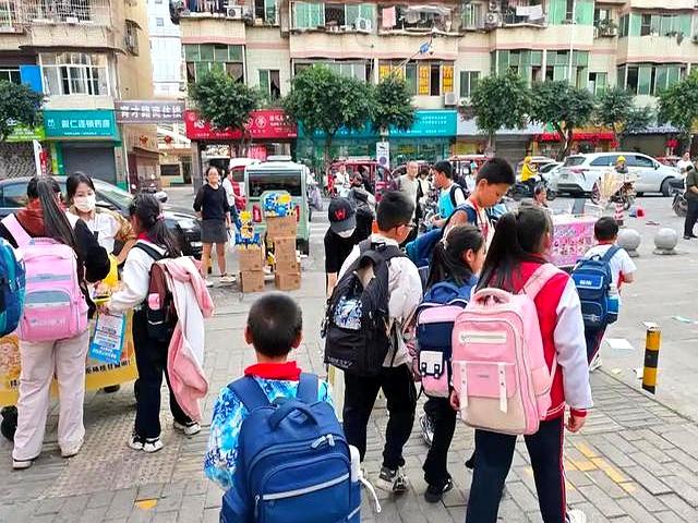 放假通知	。2026各地中小学寒假汇总，家长却担心不断