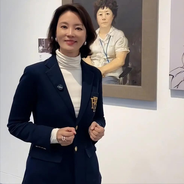 她是央视最惨女主持，男友判死缓丈夫狱中惨死，如今48岁依旧单身