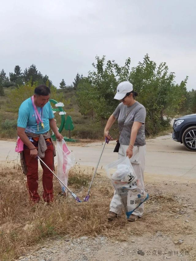 赛后无痕清理，践行绿色徒步——榆林首届长城（沙漠）重装徒步赛彰显环保担当