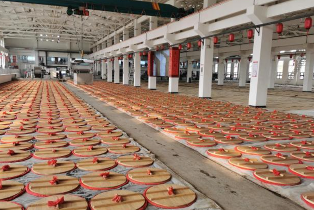 10位驴友相约西安，吃美食喝茅台，结账时个个呆滞，老板：别赖我