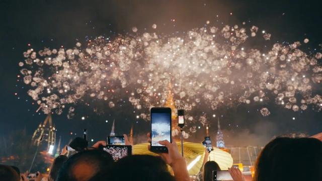 【我在西双版纳过大年】告庄西双景景区年味浓 星光夜市与烟花秀点亮夜空