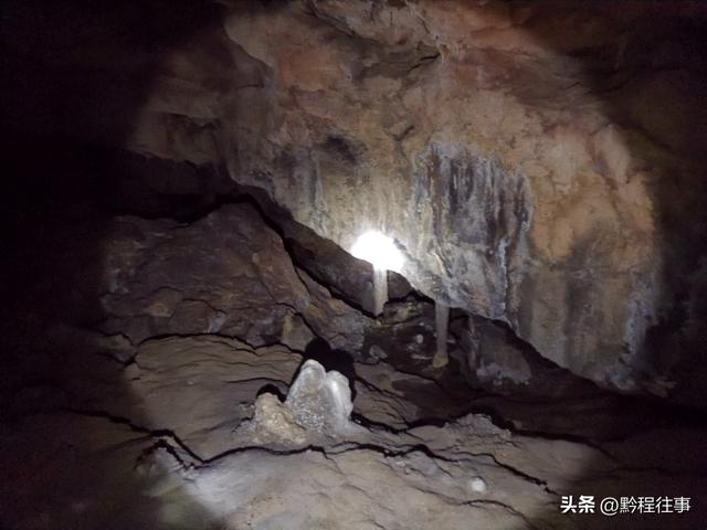 探险贵州深山原始溶洞，遇见一个躲匪洞、一座红军坟