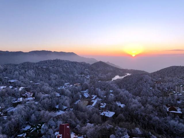庐山“白里透红”：夕阳映红牯岭雾凇