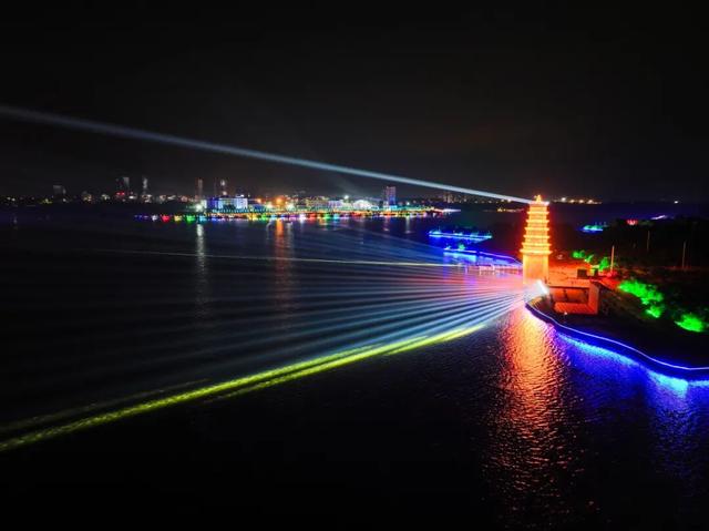 夜宴浩江湖！“超级月亮”与凌云塔共辉，沅江新夜景美出圈