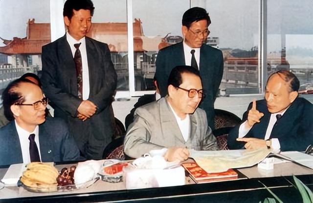 他是中央组织部原部长，69岁官至正国级，如今长子是全国政协委员