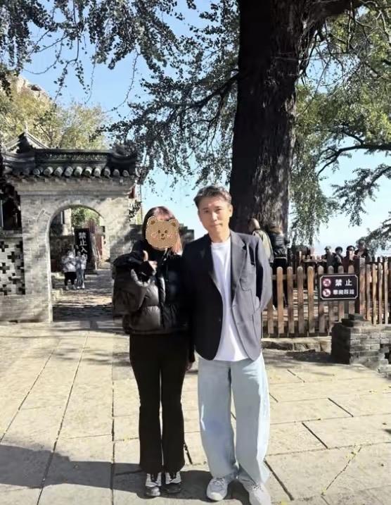 辛柏青现身大孤山为亡妻祈福，苍老消瘦被女儿搀着，李乃文也在