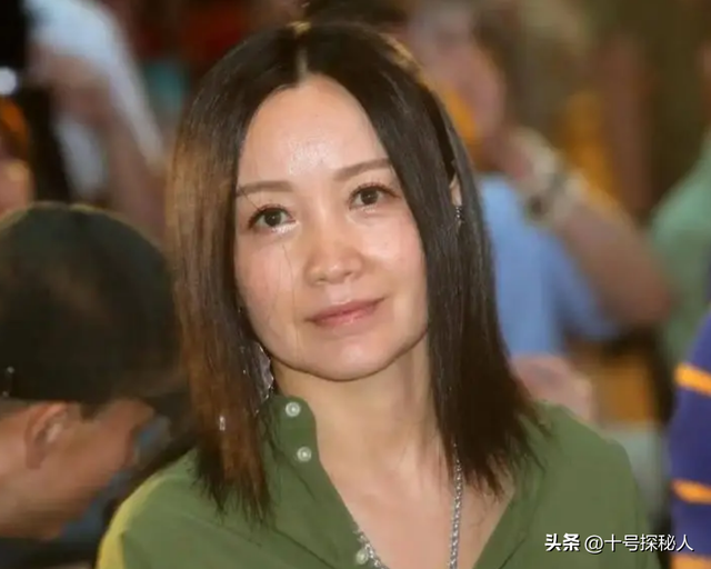 连上5次春晚，私下却和恩师同居怀孕被骗流产，如今56岁依旧单身