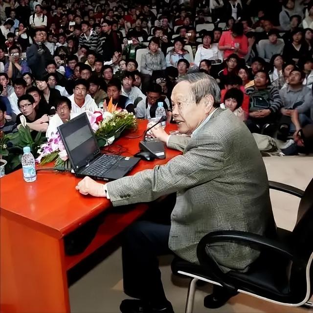 演都不演了！杨振宁去世仅6天，恶心的事情就发生，还不止一件