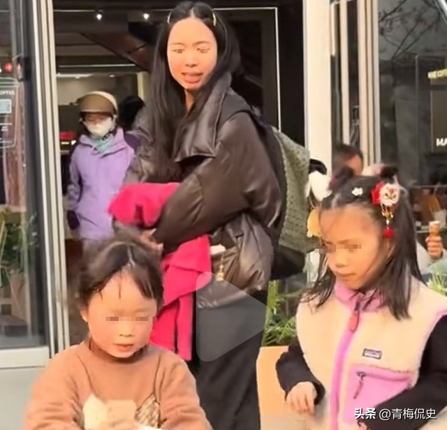 女孩打翻水杯后续：母亲正脸被扒，疑出言反驳网友，丢人丢到国外