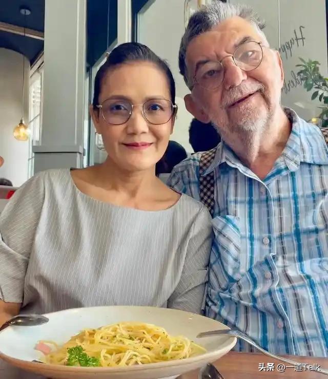 Lisa和继父亲密互动惹争议，二人合影没分寸，继父手搭女儿屁股上