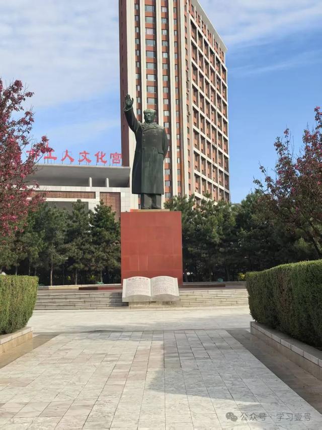 访阜新毛主席铜像
