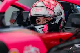 我，90后怪力少女，会用二头肌夹苹果，是F1赛场上中国首位女车手图片