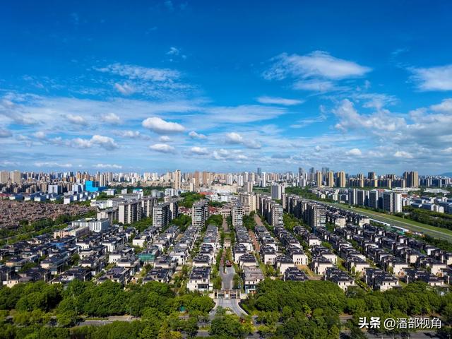 蓝天白云下的无锡蠡湖，浪漫如诗，心随浪逐，梦与湖共舞。