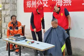 公交车长化身“托尼”老师，免费理发献礼最美“重阳”图片