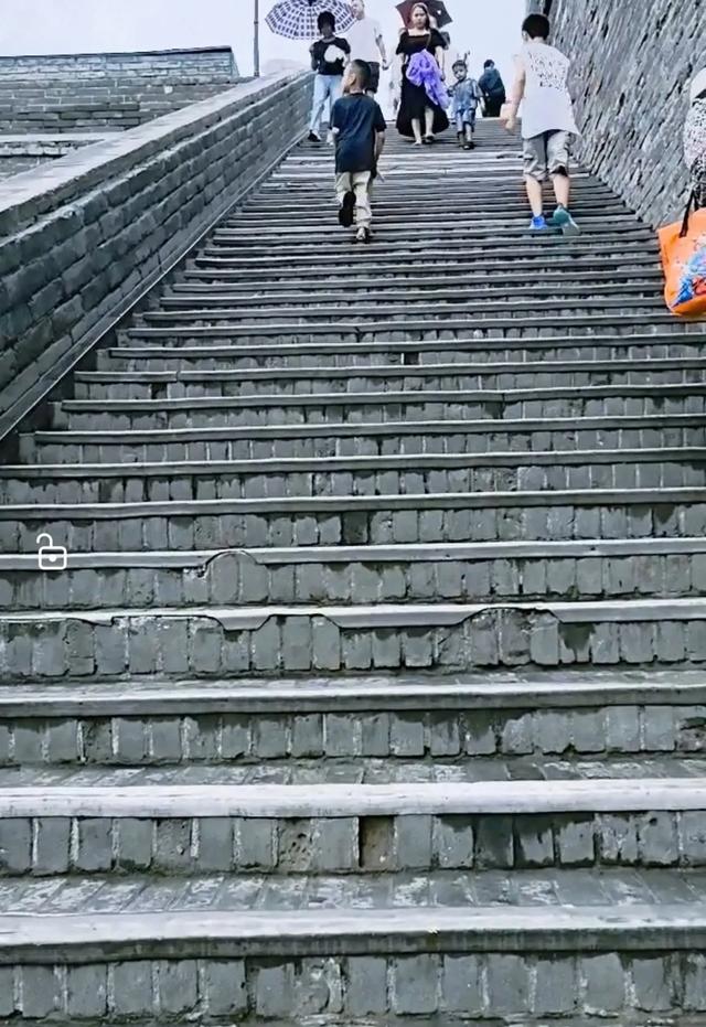 五绝:游西安古城墙