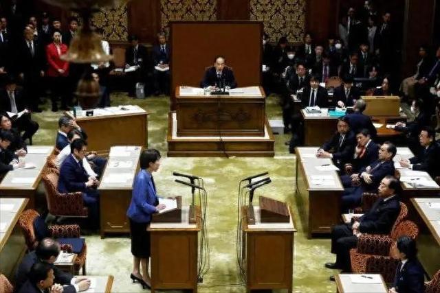 事情闹大！日战机琉球挑衅，辽宁舰携歼-15出击，高市：坚决回应