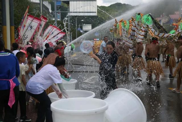 平塘:水龙狂欢不断档 水花四溅嗨一夏