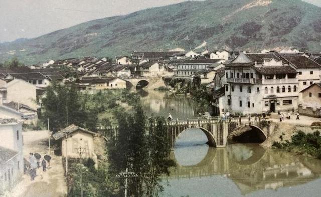 看完1992年云南武警平远扫黑，就明白收复台湾必须使好一张底牌