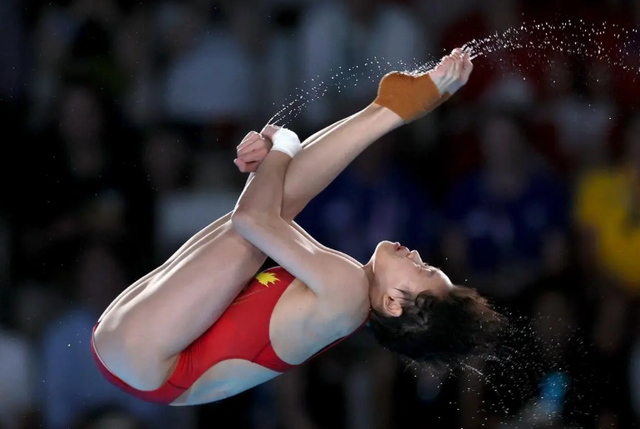 恭喜！全红婵久违现身，再获大奖+C位领奖，1人抱着5瓶矿泉水上台