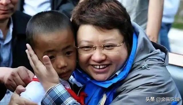 贪污上亿、假慈善？被实名举报的韩红，如今连坐椅子都成了"错"
