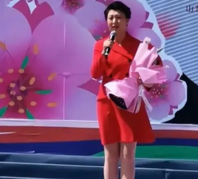 一顿饭11个菜，客厅大得能打球	，哭穷的闫学晶害惨“啃老”的儿子