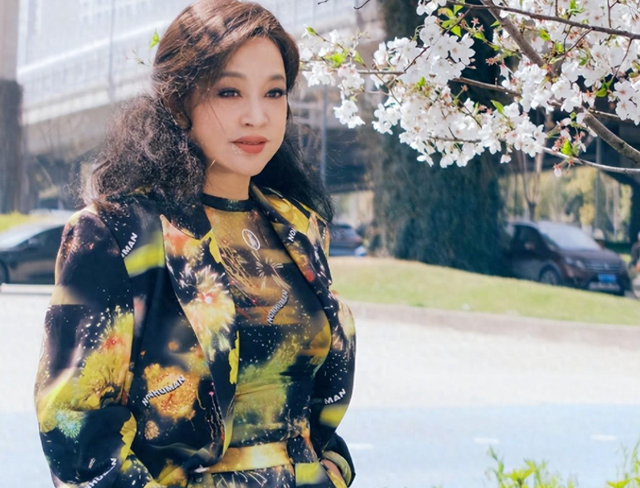 前后仅隔11天，75岁刘晓庆再次迎来好消息，终究她还是跨出这步