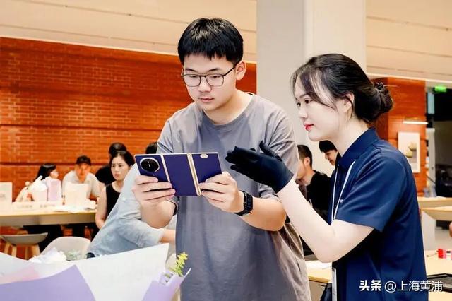 新款“三折叠”手机重磅发布，粉丝在淮海路已经体验上啦！