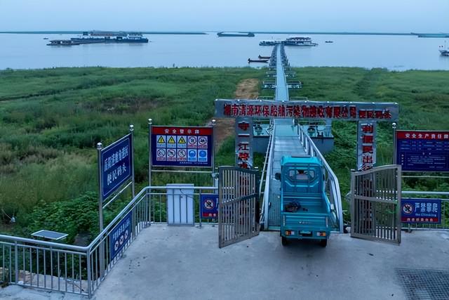 岳阳新晋一个“网红打卡点”：这座浮桥能看飞鸟、观水波，超出片