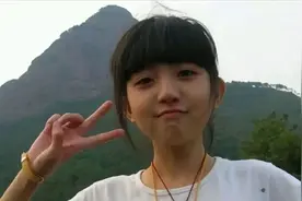 当年的“剪刀手女孩”，富豪许诺等她10年，如今长这样了！图片