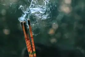 上香姿势不对，祈福真的白费吗？老祖宗的规矩，90％的人都做错了图片