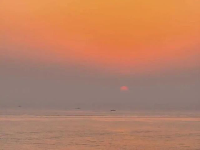 场面动容！清晨5点的日照海边他们与国旗同框……