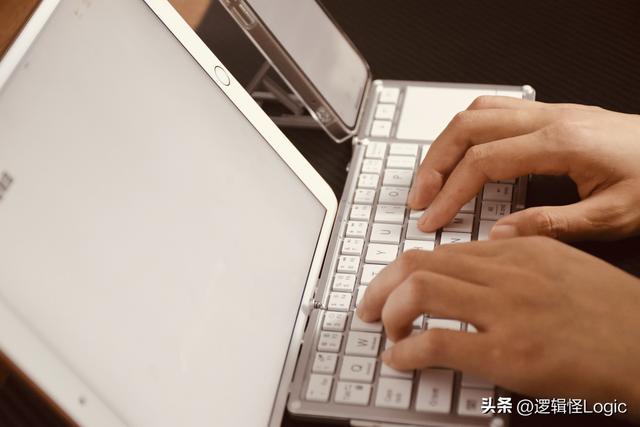 华为三折叠卖2万，我用200价位的BOW键盘抄了同款作业