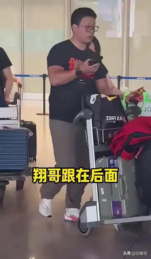 国乒回国抵达北京机场照，王曼昱被老奶奶包围，高远给小粉丝签名