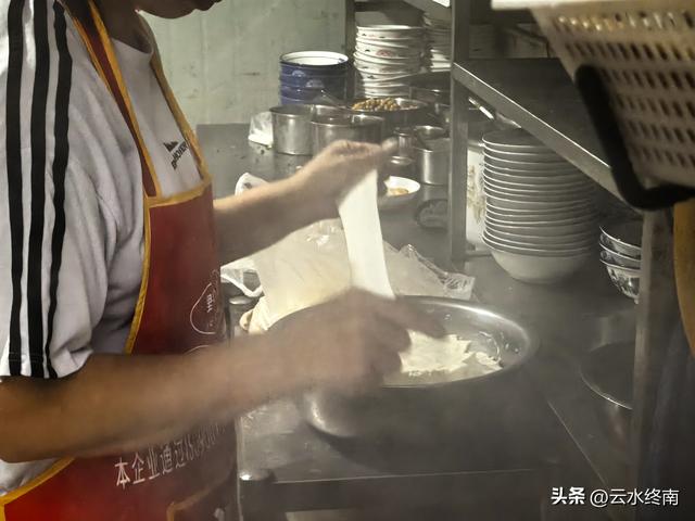 在四川巴盐西运的“盐运第一滩”，我是流着口水逛完这个古镇的