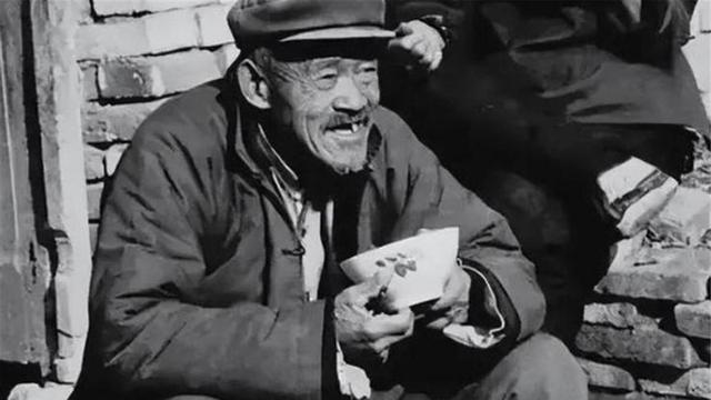 云南82岁老汉服毒自杀，警方发现：他是军委找了40年的人