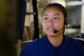 2019年，那个在美军舰上用中文警告我国海军的华人女兵，后来如何图片