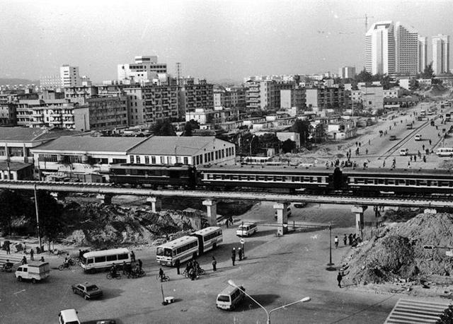 晶报特别报道 | 深南大道：一条路与一座城的共生史