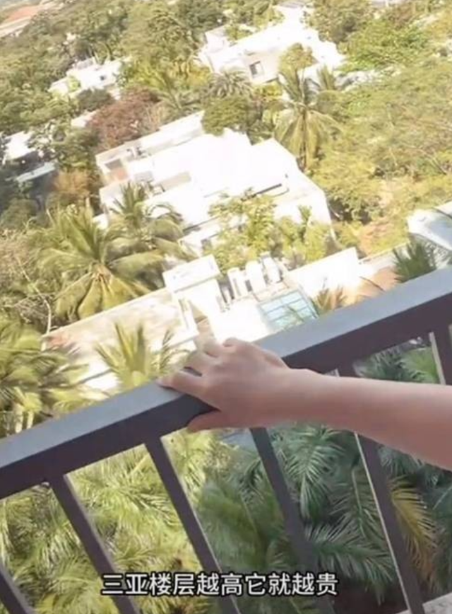 一顿饭11个菜，客厅大得能打球	，哭穷的闫学晶害惨“啃老	”的儿子