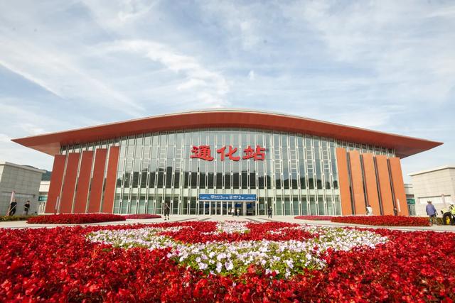 坐上高铁游通化:当好东道主,笑迎八方客——通化文旅从业者文明倡议书!