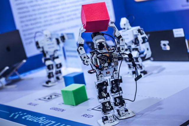 AI模仿人类六十年，偏见随主见而生，关键在人如何“带路”