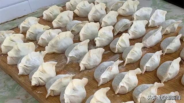 饺子包好后，直接放冰箱就“废了	”，教你一招	，饺子不粘连不破皮