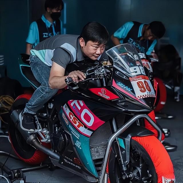 从县城修车工到年入 7 亿！追记者3小时，他用 20 年把 “赛车梦” 变现