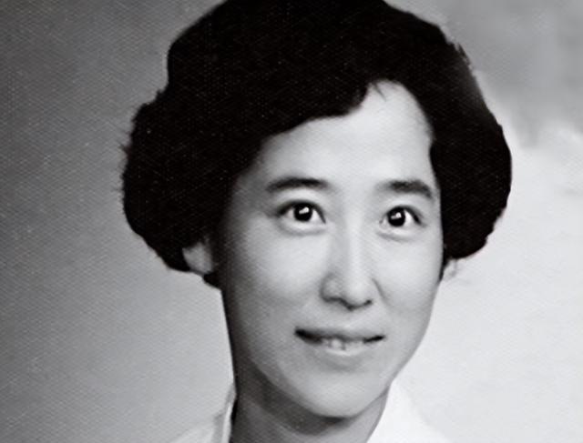 60年代，李鹏夫妇与儿女们在天安门广场，一张有爱的罕见全家福！