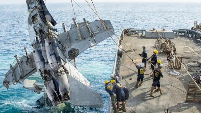 美军2架舰载机在南海坠毁，和中国有关系吗？有两大可能性