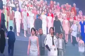 奚梦瑶再上T台走秀，被赞碾压许凯卡琳娜，网友：专业的就是不同图片