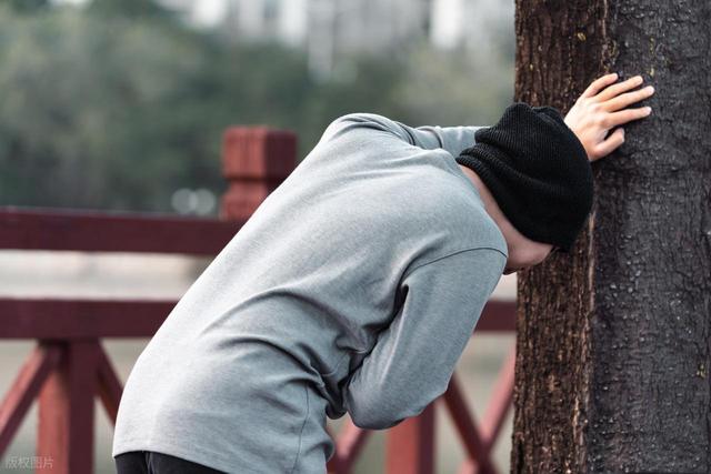 身体是否缺铁，看散步就知？贫血患者，散步常有这3个症状