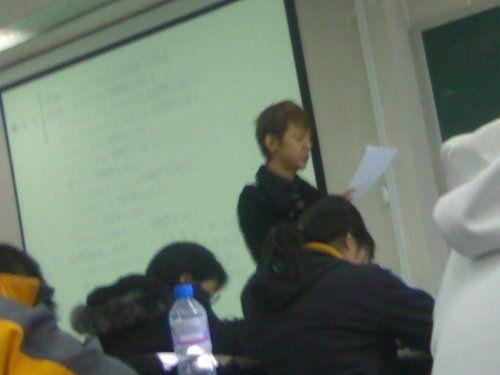 性取向被质疑、人民网怒斥、被保姆举报，如今51岁的何炅站起来了