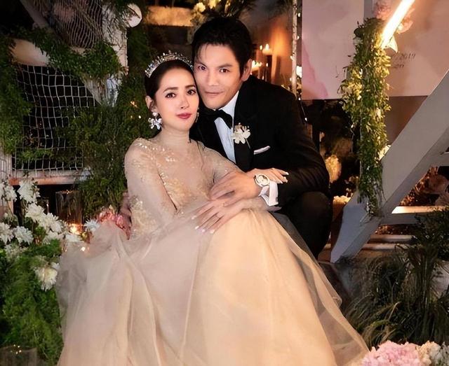 香港街头偶遇郭碧婷向佐，两人恩爱同框，向佐正常穿衣变清爽帅气